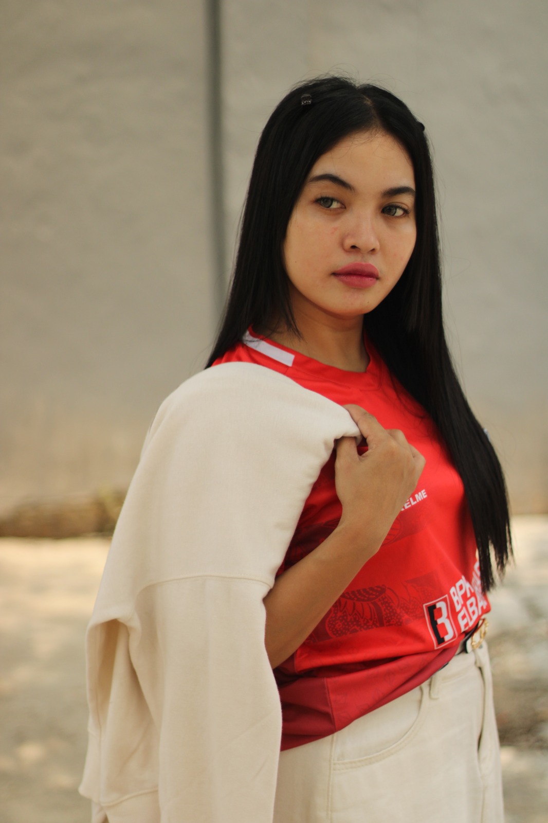 ELEGAN: Raniati tampil percaya diri saat memadukan jersey dengan rok, Jumat (17/11). (VIVIN AGUSTIN HARTONO/JPRM)
