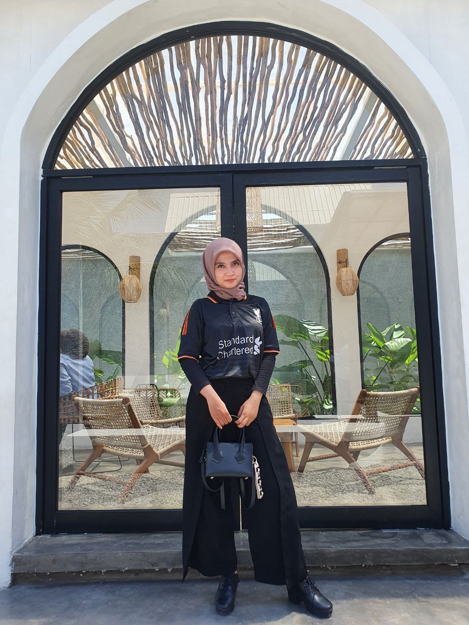 KECE: Selia Trisna Vilanova meggunakan jersey dengan trend fashion saat ini di Ame Coffee Sidoarjo, Jumat (17/11). (YUDHA FRIYANKA UNTUK JPRM)