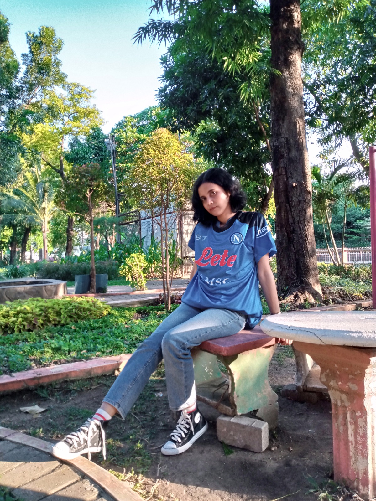 TAMPIL PD: Nikita Puspitasari menggunakan jersey dengan trend fashion saat ini di Taman Prestasi Surabaya, Jumat (17/11). (YUDHA FRIYANKA UNTUK JPRM)