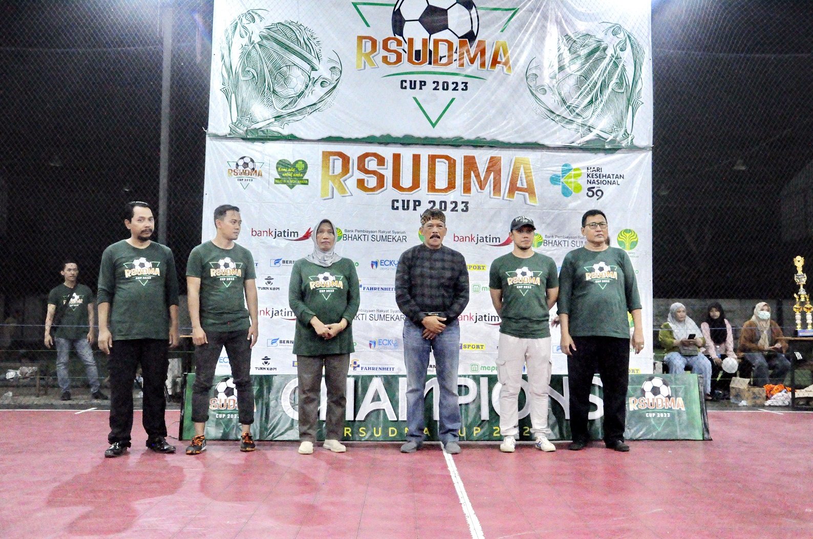 KOMPAK: Asisten 1 Bidang Pemerintahan dan Kesra Setkab Sumenep didampingi Direktur RSUDMA dan Ketum RSUDMA Cup berfoto bersama jajaran lainnya pada grand final Minggu (26/11). (RSUDMA FOR JPRM)