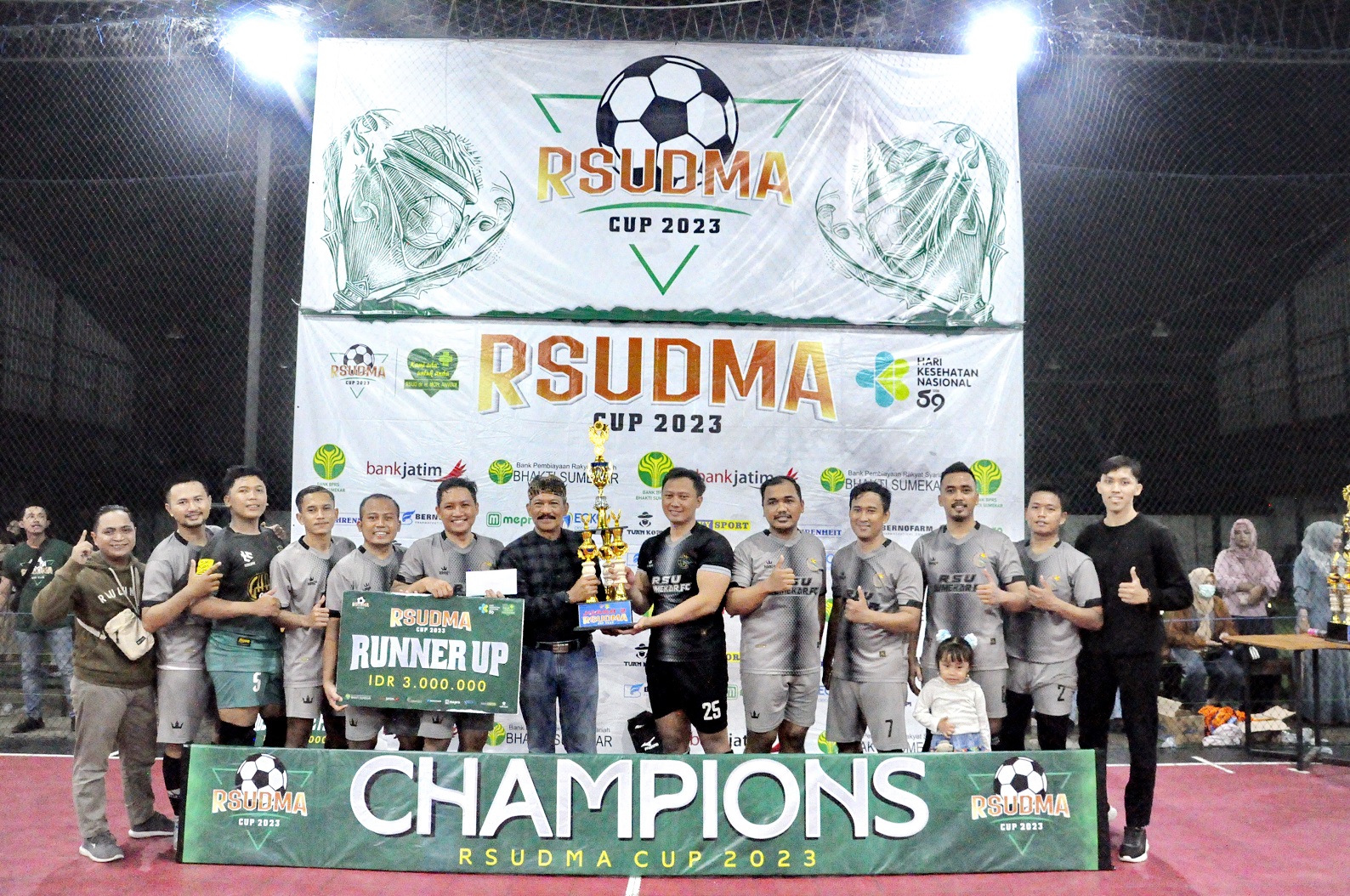BANGGA: Asisten 1 Bidang Pemerintahan dan Kesra Setkab Sumenep (pakai belangkon) menyerahkan hadiah Juara 2 RSUDMA Cup 2023 kepada Tim Futsal RSU Sumekar Minggu (26/11). (RSUDMA FOR JPRM)