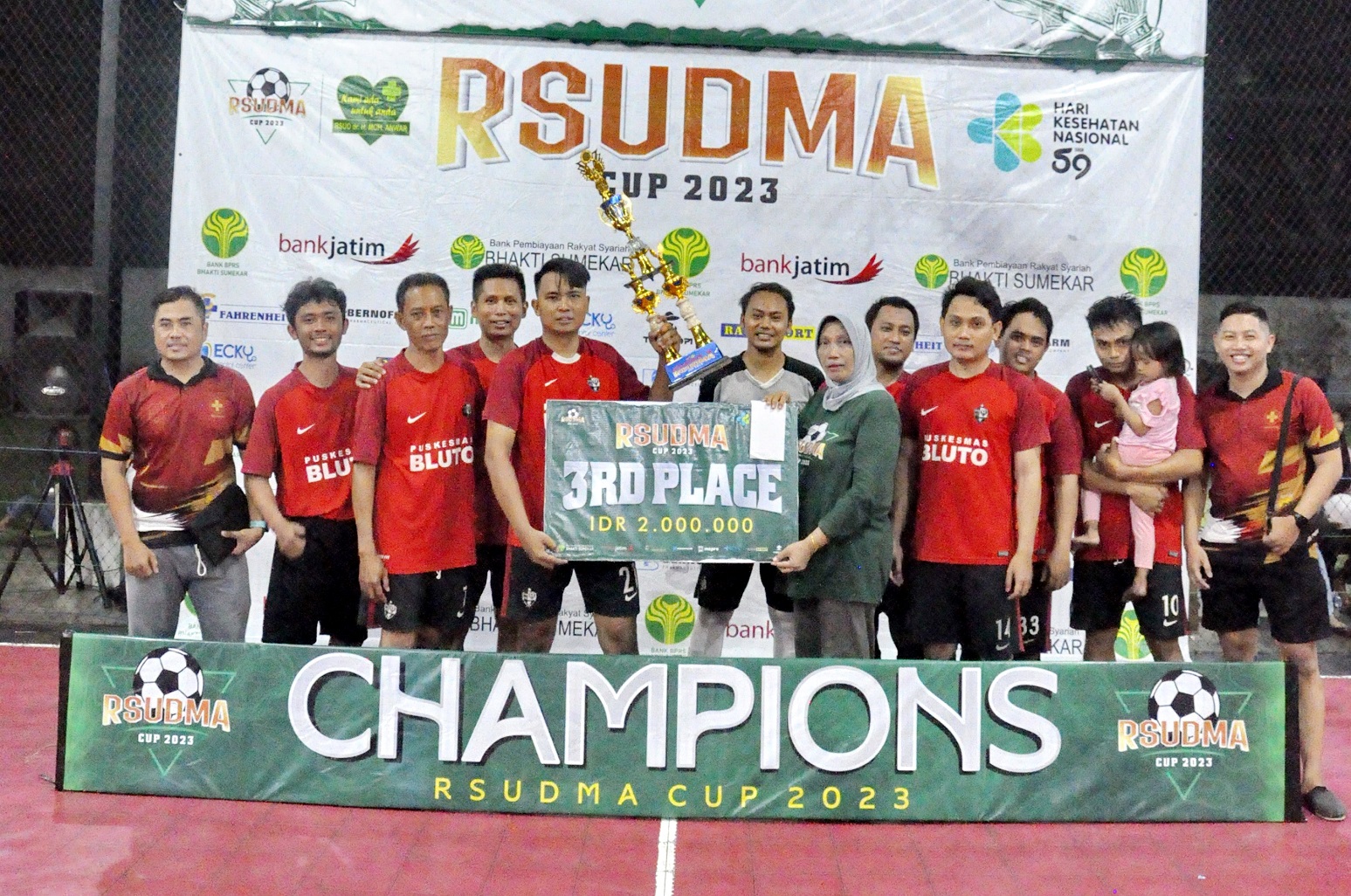 BERPRESTASI: Direktur RSUD dr. H. Moh. Anwar Sumenep memberikan hadiah Juara 3 RSUDMA Cup 2023 kepada Tim Futsal Puskesmas Bluto di Lapangan Jipex Teen Eatery Minggu (26/11). (RSUDMA FOR JPRM)