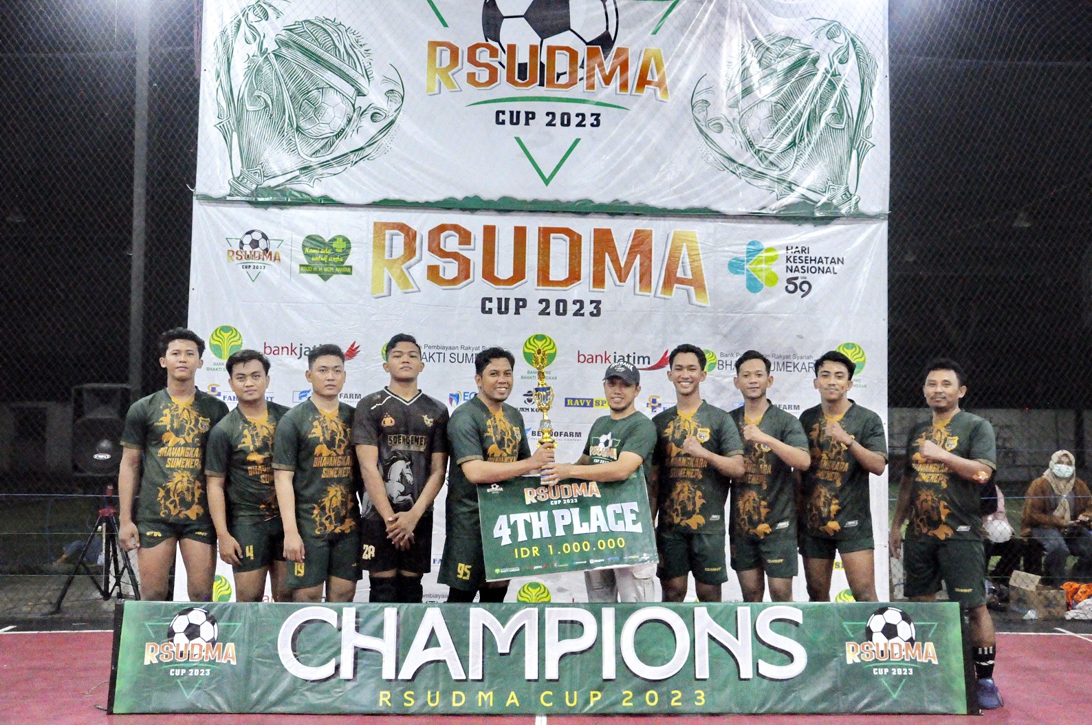 HEBAT: Ketua Umum RSUDMA Cup memberikan hadiah Juara 4 RSUDMA Cup 2023 kepada Tim Futsal Bhayangkara Sumenep di Lapangan Jipex Teen Eatery Minggu (26/11). (RSUDMA FOR JPRM)