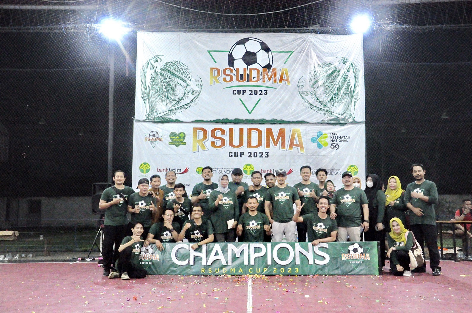 BERSINERGI: Direktur RSUD dr. H. Moh. Anwar dr. Erliyati, M.Kes. (tengah) berfoto bersama dengan panitia RSUDMA Cup 2023 di Lapangan Jipex Teen Eatery Minggu (26/11). (RSUDMA FOR JPRM)
