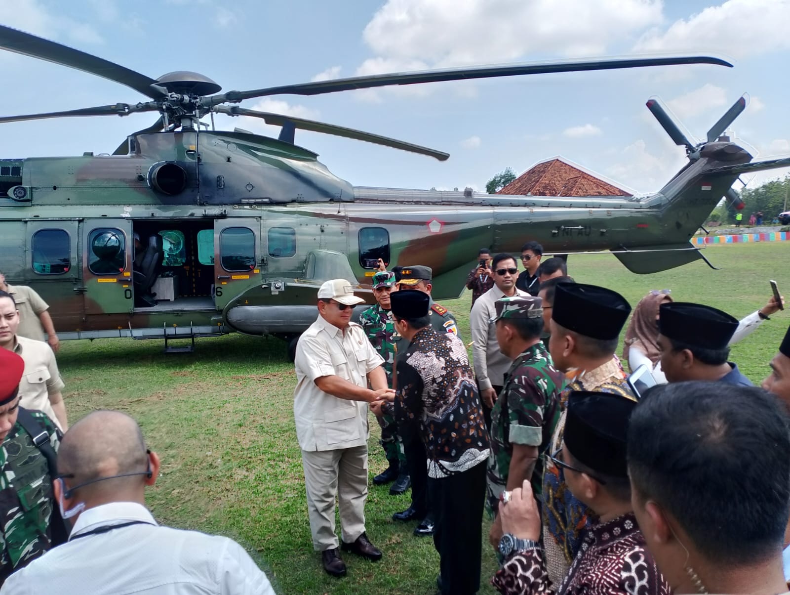 MENYITA PERHATIAN: Pj Bupati Pamekasan Masrukin menyambut kedatangan Menhan Prabowo Subianto di Lapangan Garuda, Desa Palengaan Daya, Kecamatan Palengaan, Pamekasan, Minggu (26/11).