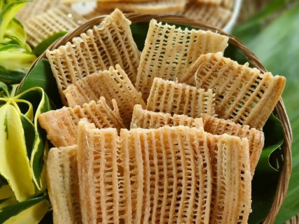Pelepah pisang yang sudah diolah menjadi kripik. (INDOZONE FOOD UNTUK RADARMADURA.ID)