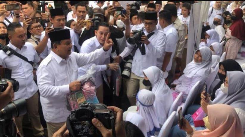 RAJIN TURBA: Calon presiden Prabowo Subianto menyapa santri di salah satu pondok pesantren.