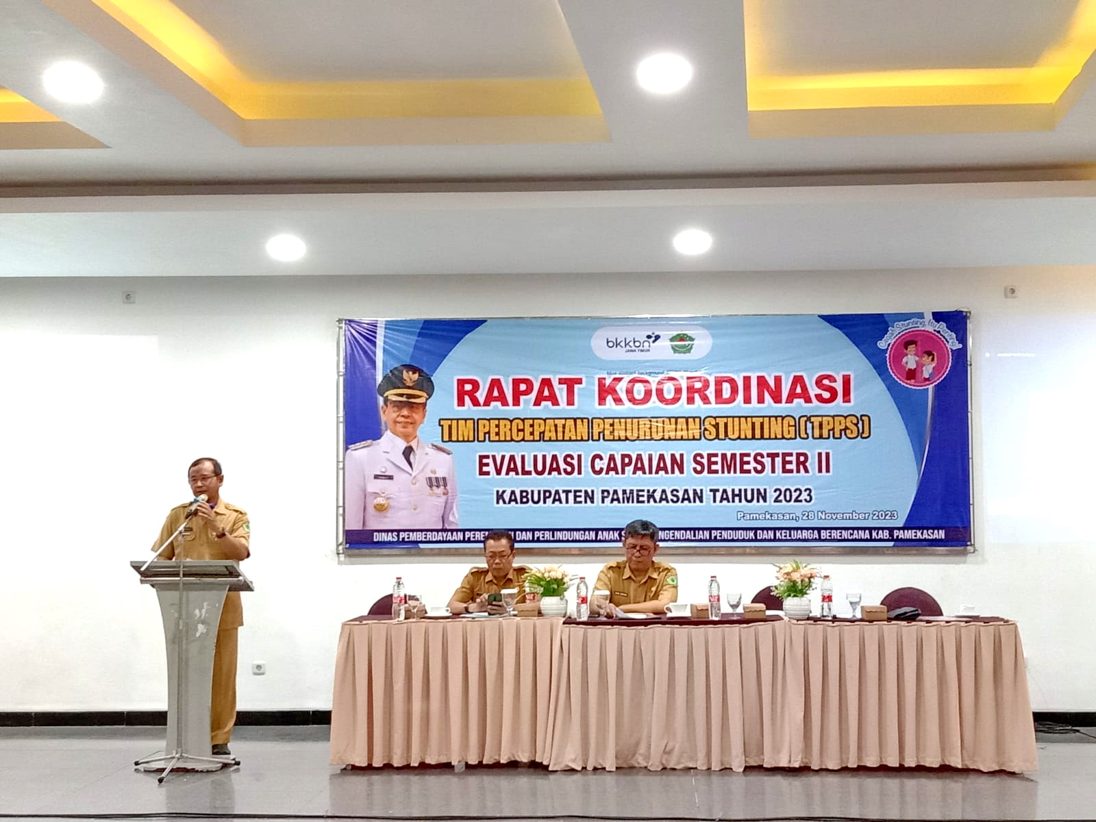PROGRES: Kepala DP3AP2KB Pamekasan Munapik saat menyampaikan sambutan di acara rakor TPPS evaluasi capaian semester II di Hotel Cahaya Berlian Selasa (28/11). (LAILIYATUN NURIYAH/JPRM)