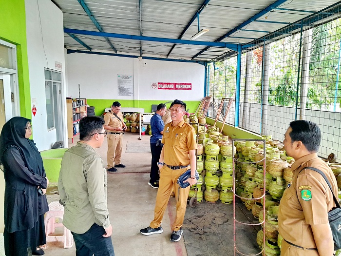 SERIUS: Dua dari kanan, Kabag Perekonomian dan SDA Setkab Sumenep Dadang Dedy Iskandar melakukan monev agen LPG di SPBU Batuan Selasa (28/11). (MOH. BUSRI/JPRM)
