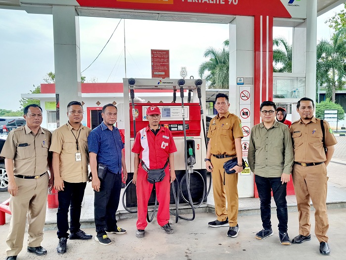 PENGAWASAN KETAT: Tiga dari kanan, Kabag Perekonomian dan SDA Setkab Sumenep Dadang Dedy Iskandar ditemani perwakilan Pertamina dan APH melakukan monev penyaluran BBM bersubsidi ke SPBU Batuan.