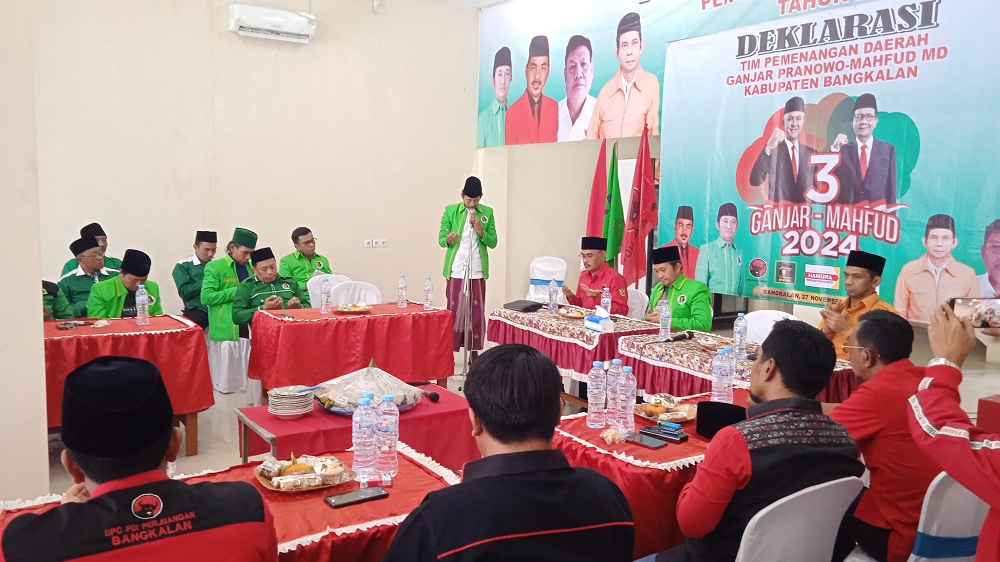 RELIGIUS: Pimpinan dan pengurus parpol pengusung paslon Ganjar Pranowo-Mahfud MD&nbsp; berdoa bersama dalam deklarasi pemenangan paslon Ganjar Pranowo-Mahfud MD di Posko Gotong Royong, Senin (27/11).
