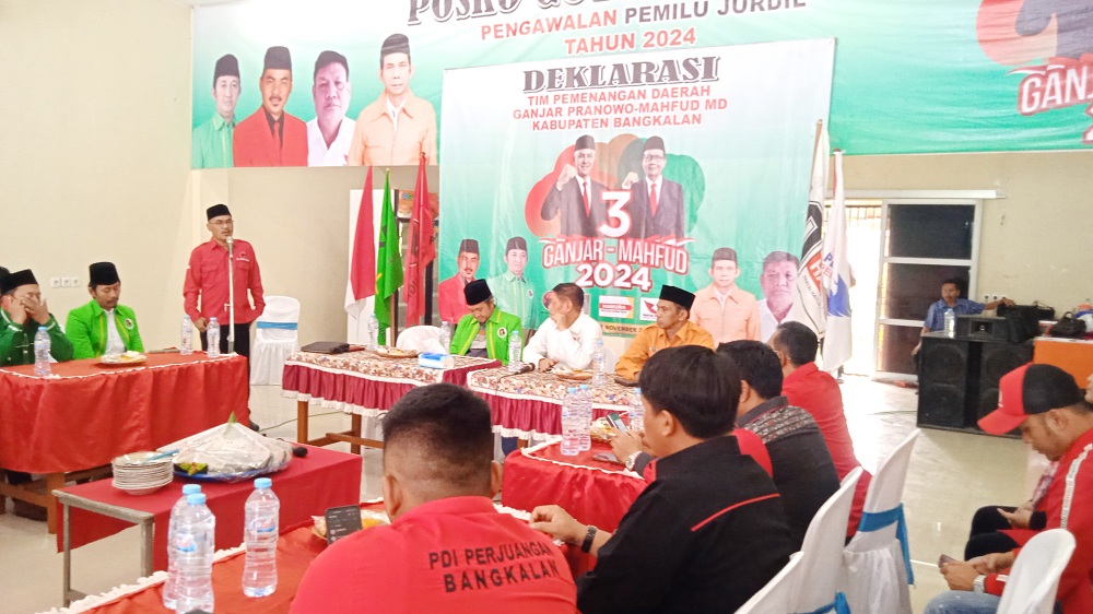SATUKAN PERSEPSI: Ketua DPC PDI Perjuangan Fatkurrahman menyampaikan sambutan dalam deklarasi pemenangan paslon Ganjar Pranowo-Mahfud MD di Posko Gotong Royong, Senin (27/11).