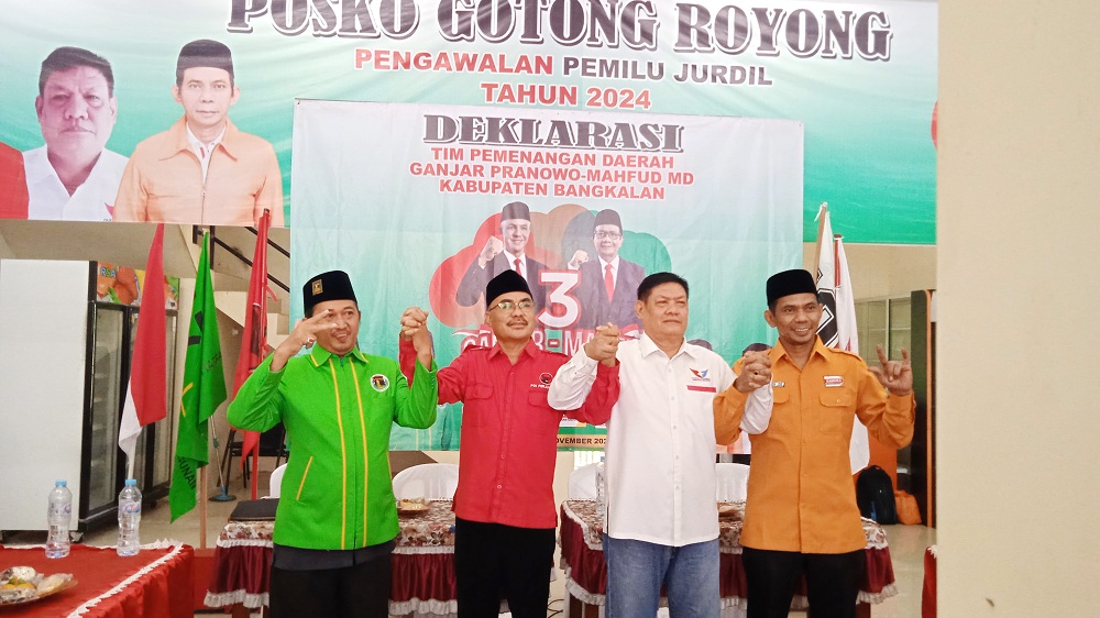 SOLID: Dari kiri, Ketua DPC PPP Hasbullah Muhtarom, Ketua DPC PDIP Fatkurrahman, Ketua DPD Perindo Zulkifli, dan ketua DPC Hanura dalam acara deklarasi pemenangan paslon Ganjar-Mahfud, Senin (27/11).
