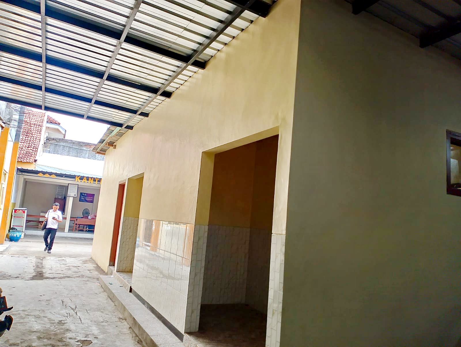 TUNGGU ANGGARAN: Guru beraktivitas di sebuah sudut ruangan SMPN 5 Pamekasan, Selasa (28/11). (UBAIDILLAHIR RA&rsquo;IE/JPRM)