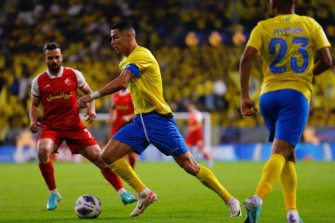 PRESSING KETAT: Ronaldo berebut bola dengan pemain Persepolis saat laga Al Nassr Vs Persepolis.