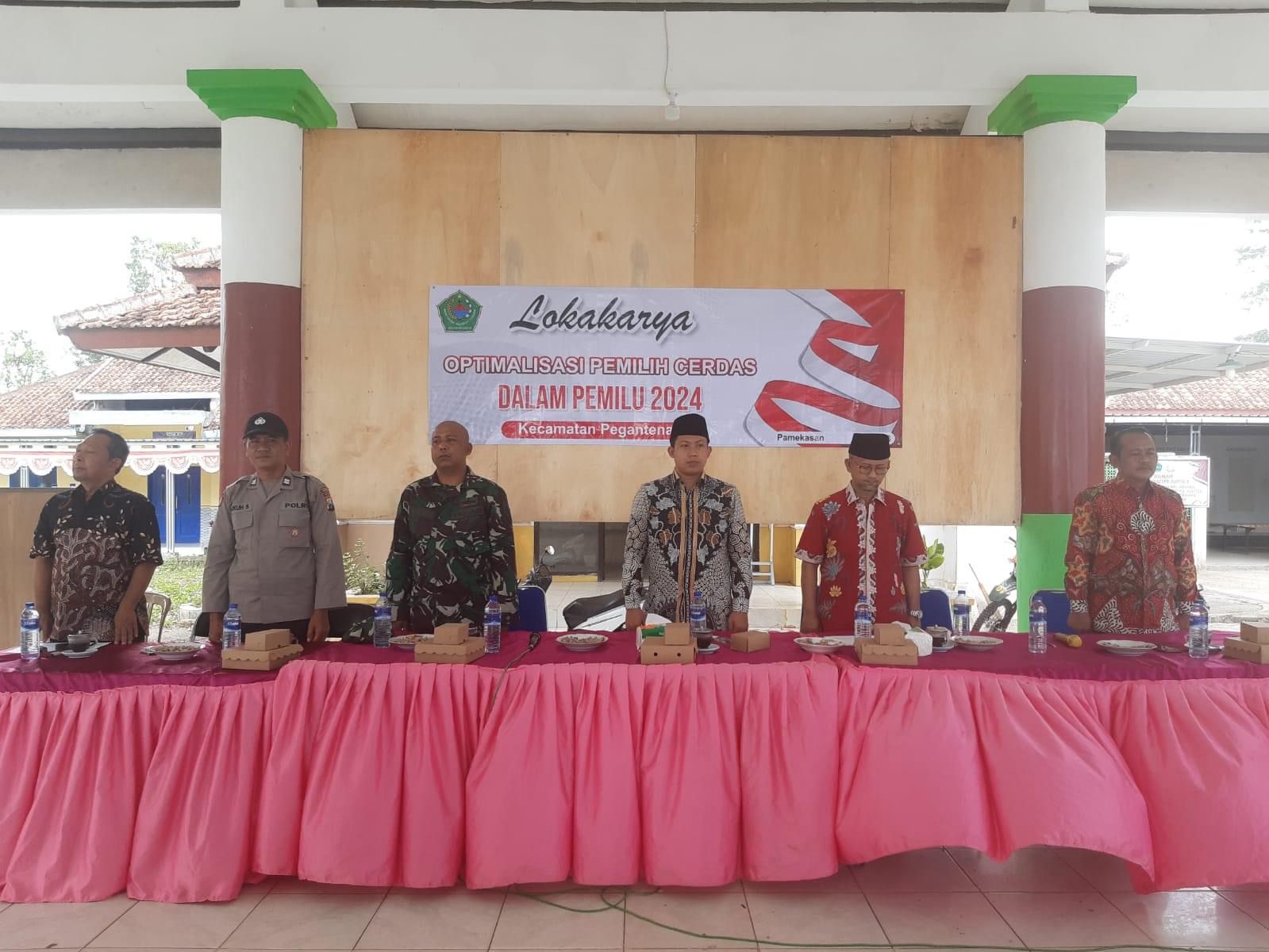 SERIUS: Ketua DPRD Pamekasan Halili (dua dari kanan) dan anggota DPRD Pamekasan Rida&rsquo;i (tengah) saat menghadiri lokakarya di Kecamatan Pegantenan.