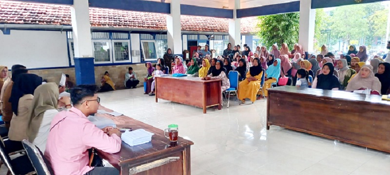 RAMAI: Suasana penyaluran bantuan BLT DBHCHT yang dilaksanakan di kantor Kecamatan Kota Sampang, Senin (27/11). (JUNAIDI PONDIYANTO/JPRM)