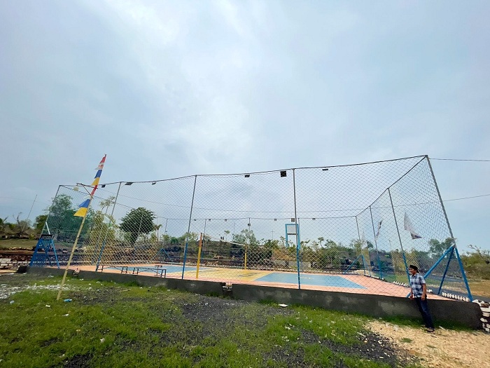 UTAMAKAN KUALITAS: Pj Kades Sokobanah Daya Farhan meninjau lapangan voli yang baru dibangun Selasa (28/11). (DARUL HAKIM/JPRM)