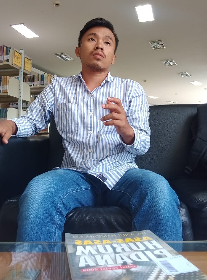 SANTAI: Hendrayana saat ditemui di salah satu perpustakaan di Surabaya, Minggu (26/11). (MOH. IQBAL AFGANI/JPRM)