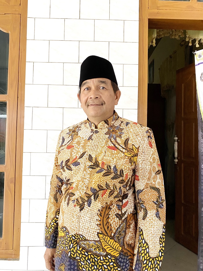 BERJIWA SOSIAL: Mantan Kades Sokobanah Tengah, Sokobanah, Sampang, Jumari saat ditemui di kediamannya Selasa (28/11) siang. (ROSYI/JPRM)