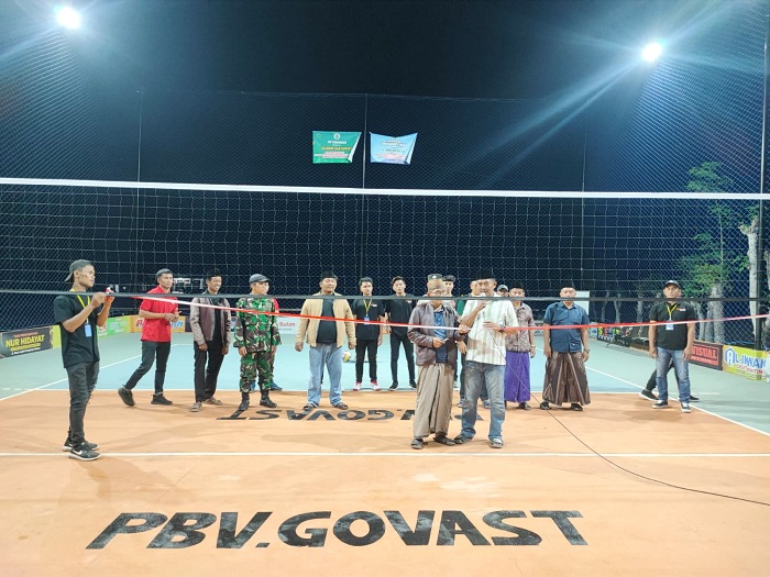 ANYAR: Pj Kades Sokobanah Tengah Achmad Mas&rsquo;ud (pegang mik) didampingi mantan Kades Sokobanah Tengah Jumari saat peresmian lapangan voli sekaligus pembukaan turnamen voli Pemdes Cup. (ROSYI/JPRM)