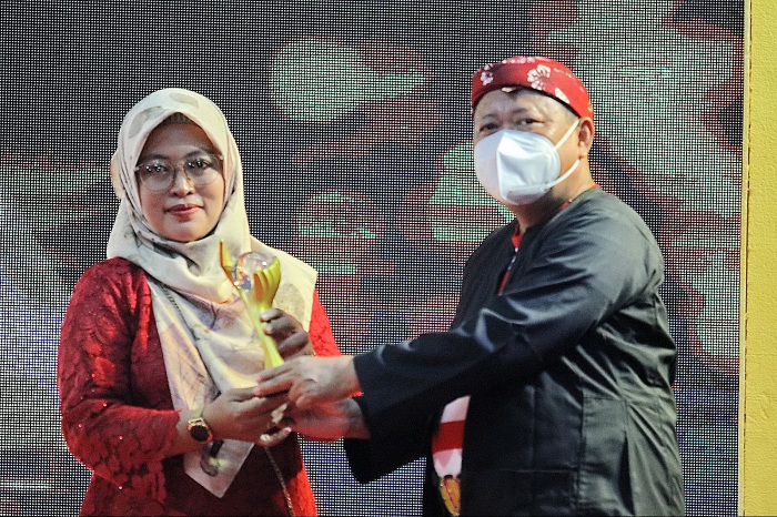 PRODUKTIF: Rifkiyatul Muharram (kiri) menerima penghargaan kategori UMKM Produktif Madura Awards di gedung Bakorwil Pamekasan pada Jumat, 16 Desember 2022. (VIVIN AGUSTIN HARTONO/JPRM)