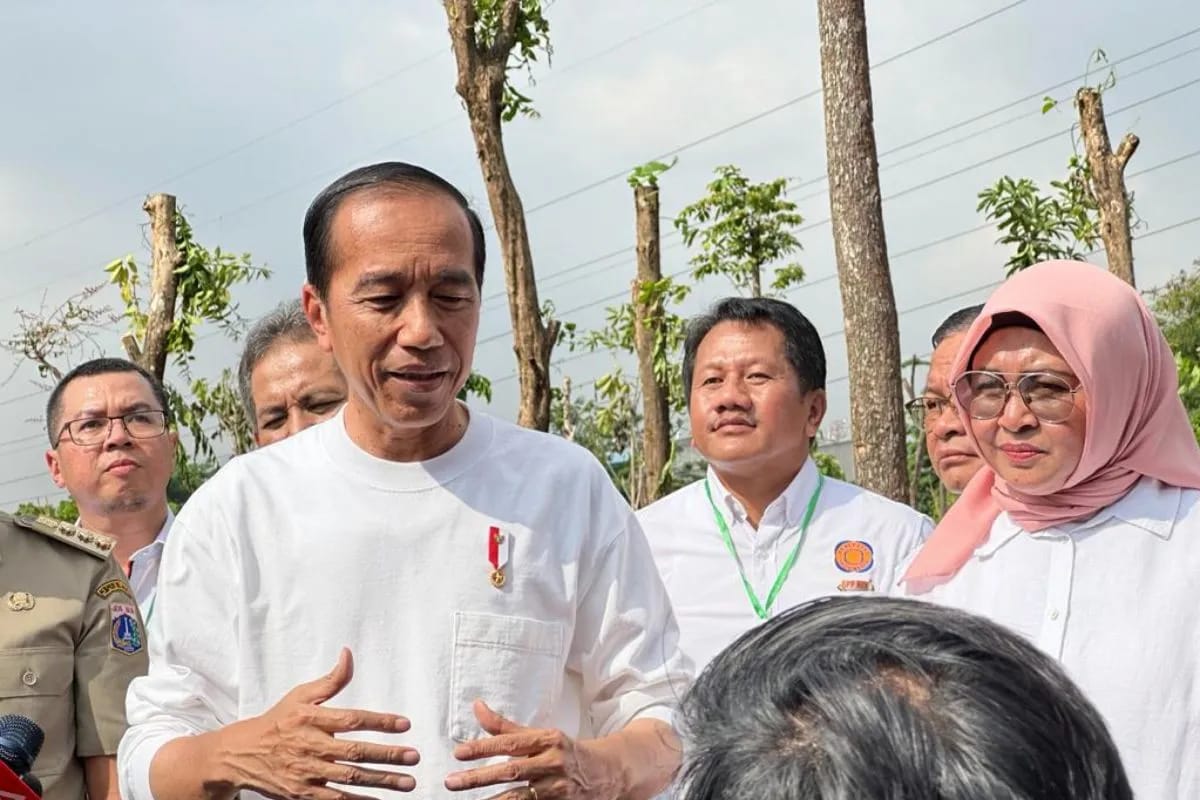 BERI KETERANGAN: Presiden Joko Widodo memberikan keterangan pers di acara Gerakan Tanam Pohon Bersama di Hutan Kota Kawasan Industri Pulogadung, Jakarta Timur (Sumber Foto: ANTARA)