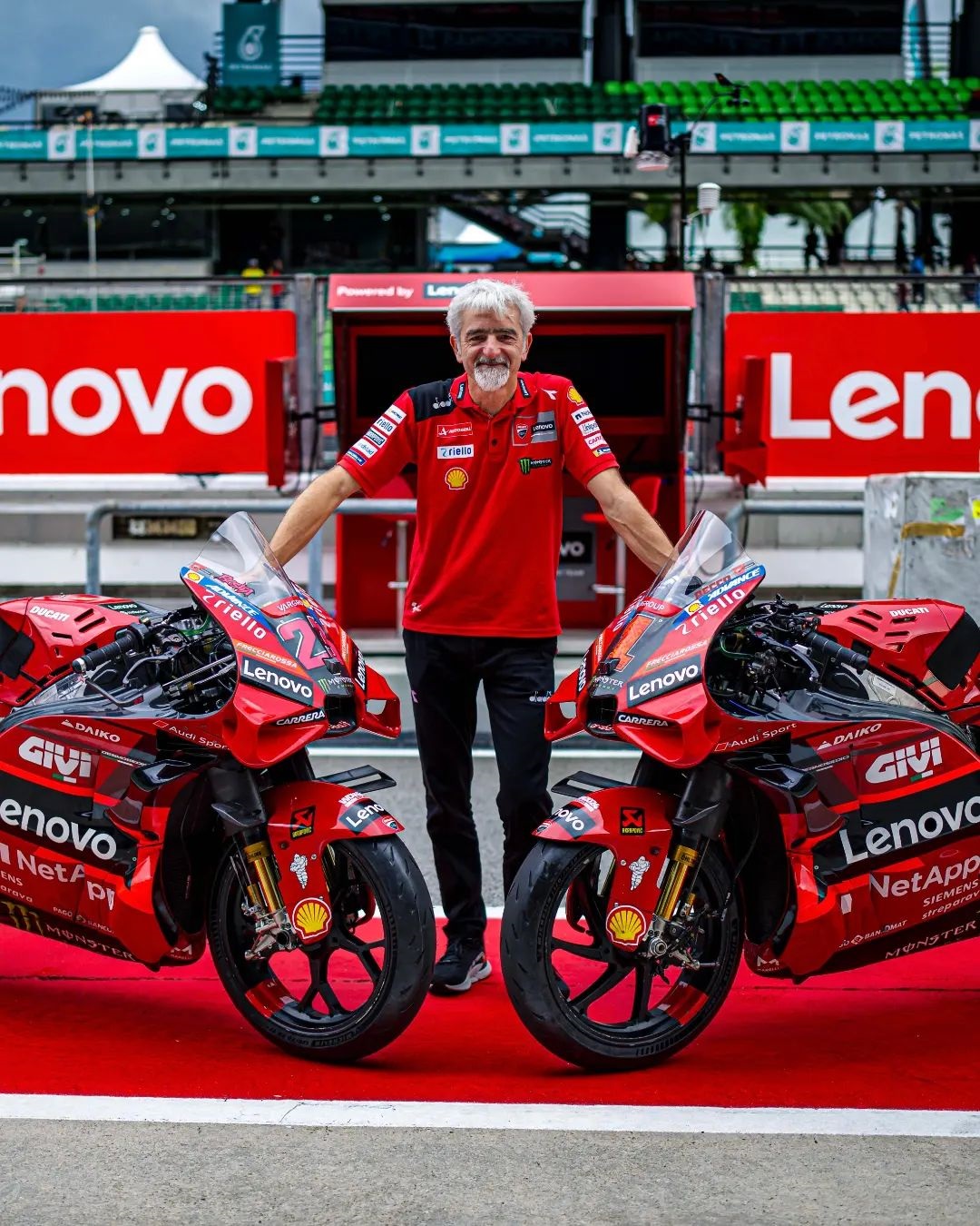 BANGGA: Luigi Dall&rsquo;Igna berpose dengan dua motor andalan Ducati Lenovo Team. (IG: @dallignaluigi)