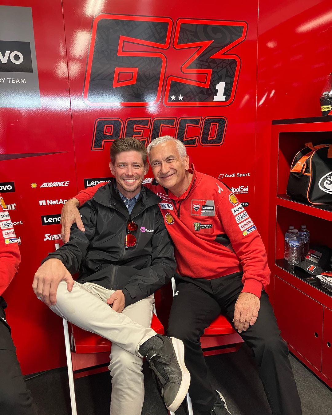 Davide Tardozi merangkul mantan pembalap Ducati Casey Stoner di paddock Pecco Bagnaia di Sirkuit Phillip Island Australia. (IG: @davidetardozziofficial)
