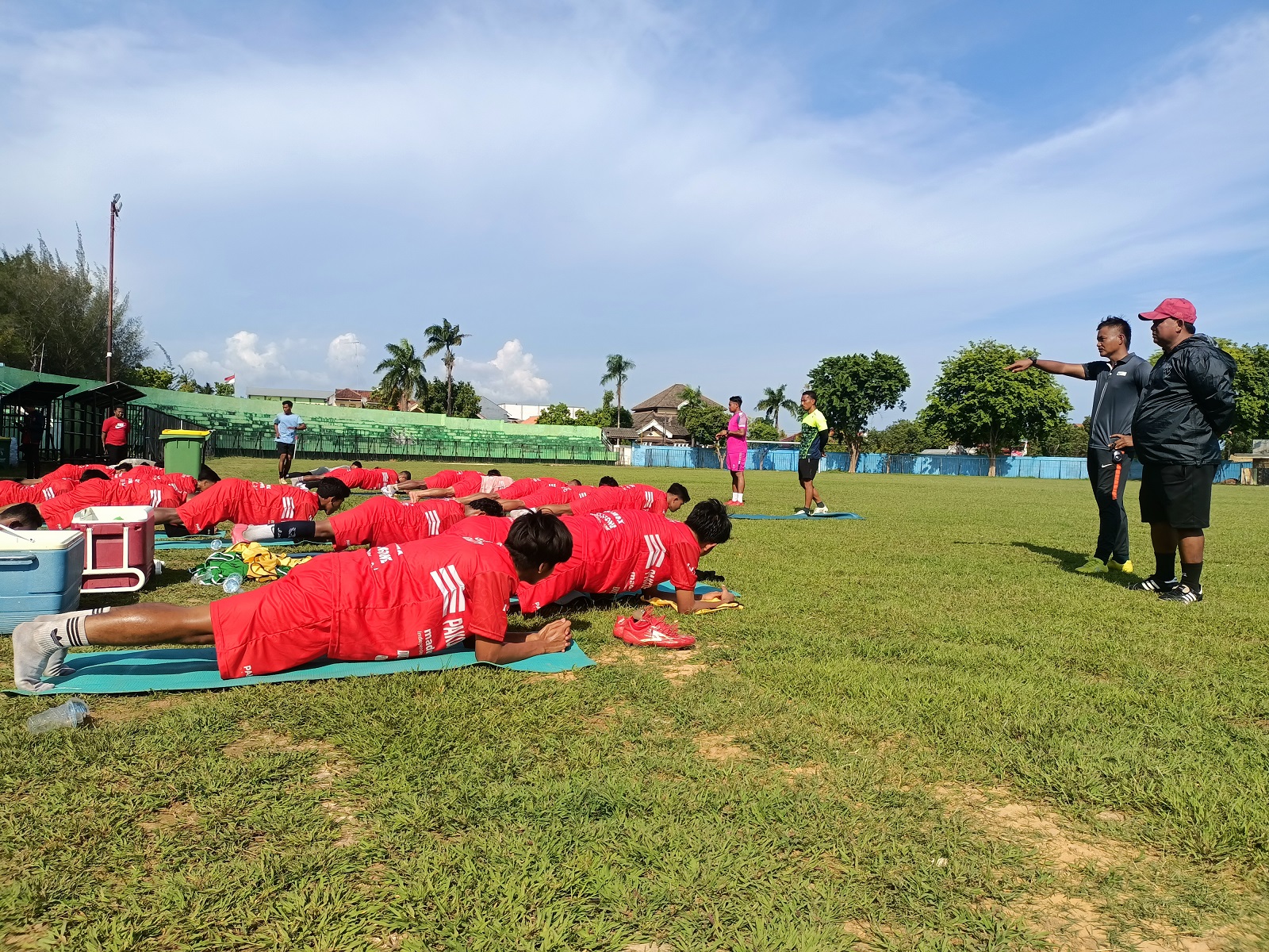 PEMANASAN: Perssu Madura City melakukan latihan bersama di GOR A. Yani Sumenep, Rabu (22/11). (MOH IQBAL/JPRM)