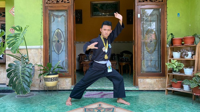 PATUT DICONTOH: Nafis Fajriyuz Zuhur memeragakan gerakan silat di rumahnya, Desa Banyuajuh, Kecamatan Kamal, Bangkalan, Minggu (19/11). (AYU LATIFAH/JPRM)