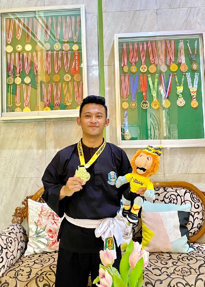 PRESTASI: Nafis Fajriyuz Zuhur menunjukkan medali emas dari pomnas di rumahnya, Desa Banyuajuh, Kecamatan Kamal, Bangkalan, Minggu (19/11). (AYU LATIFAH/JPRM)