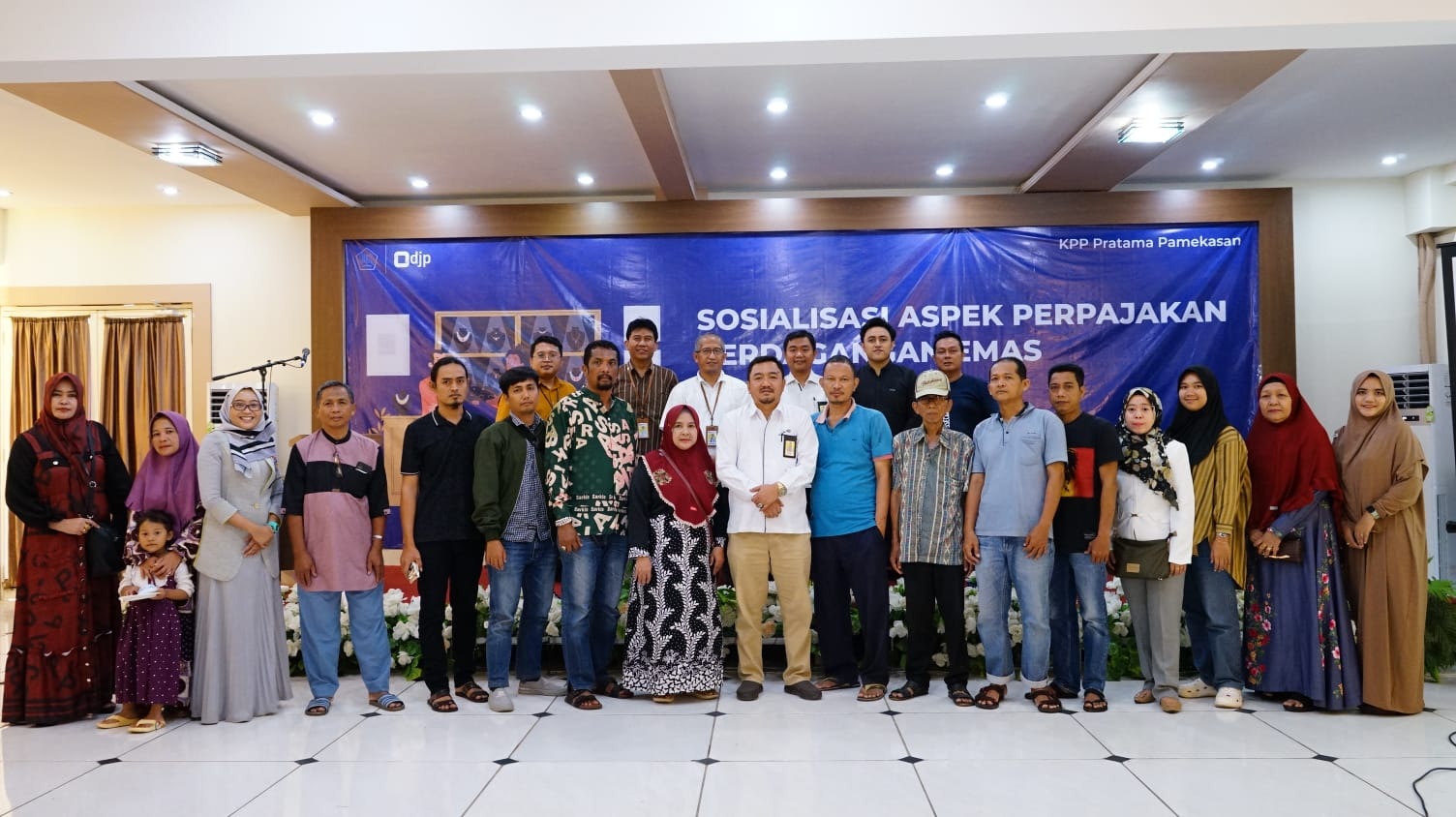 SOSIALISASI: Kepala KPP Pratama Pamekasan Anis Yudiono (kemeja putih, depan) berfoto bersama para pedagang emas Sumenep, Kamis (30/11). (KPP PRATAMA PAMEKASAN UNTUK JPRM)
