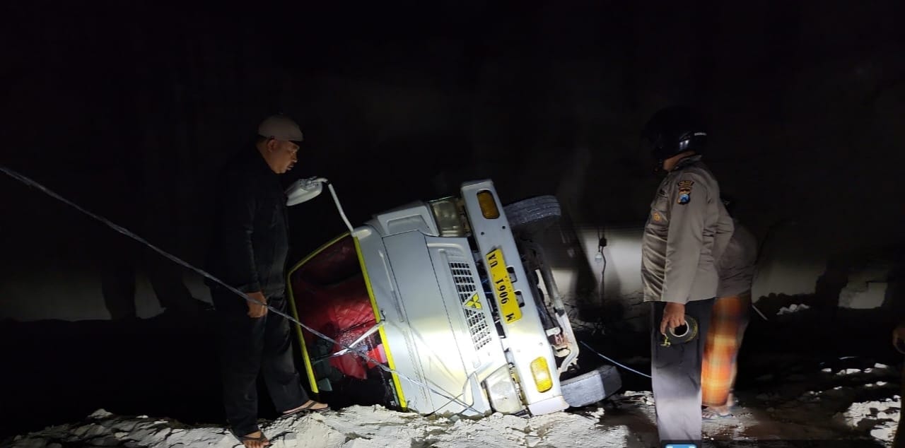 OLAH TKP: Kapolsek Tamberu Pamekasan Iptu Muh. Syaiful Bahri Maulana (Kiri) bersama anggota mengecek TKP dump truck masuk jurang galian C, Desa Lesong Daya, Kecamatan Batumarmar, Rabu (29/11).