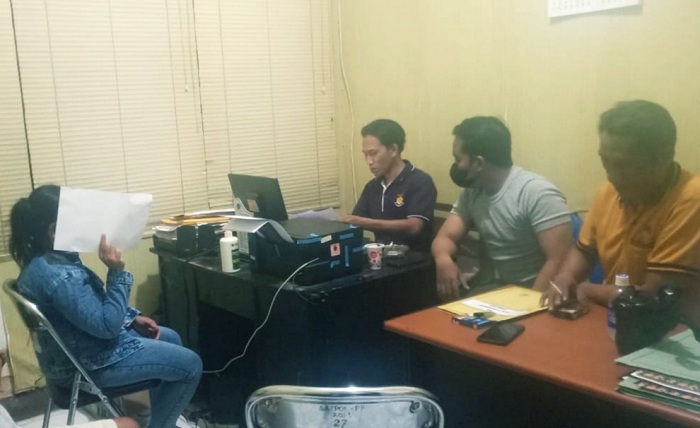 MALU: Petugas Satpol PP dan Damkar Pamekasan meminta keterangan seorang PSK yang terjaring di Pasar 17 Agustus, Rabu (2/8). (SATPOL PP DAN DAMKAR PAMEKASAN UNTUK JPRM)
