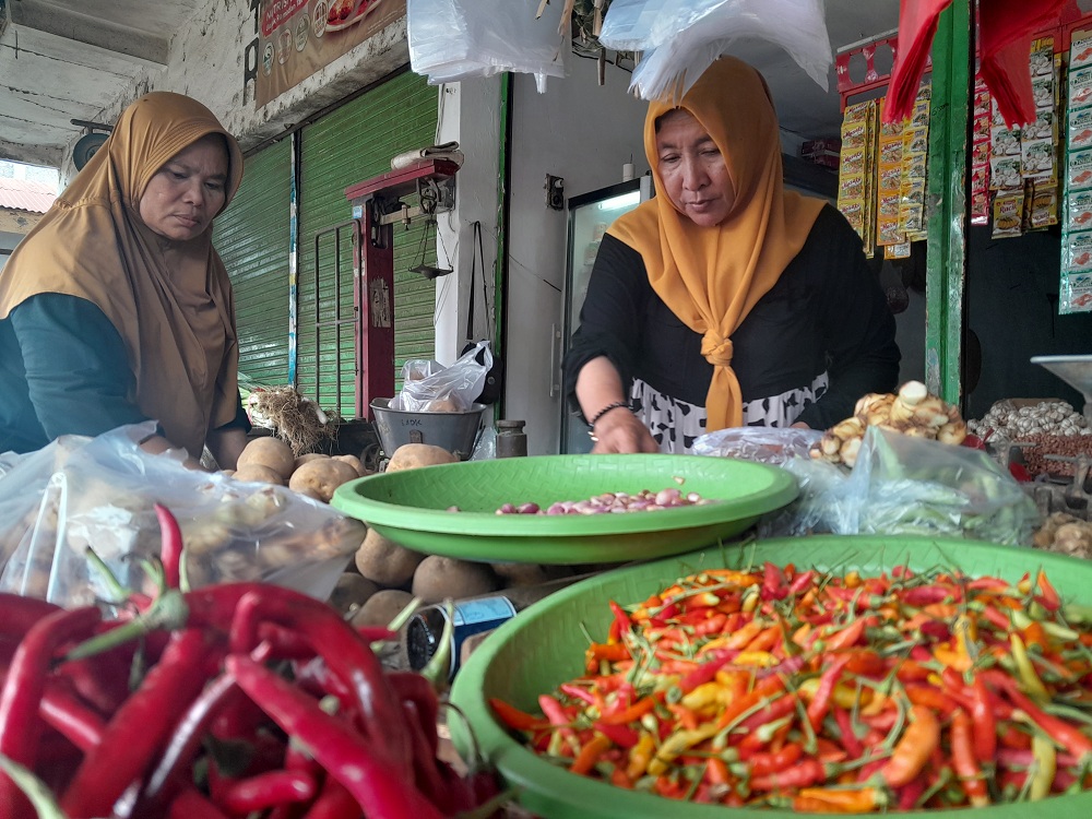 PERPUTARAN EKONOMI: Pedagang palawija di Pasar Anom Baru Sumenep melayani pembeli, Selasa (28/11). (MOH. BUSRI/JPRM)