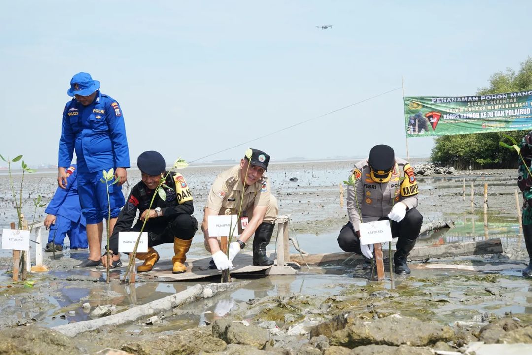 PENGHIJAUAN: Pj Bupati Bangkalan Arief M. Edie dan  Kapolres Bangkalan AKBP Febri Isman Jaya bersama jajaran forkopimda