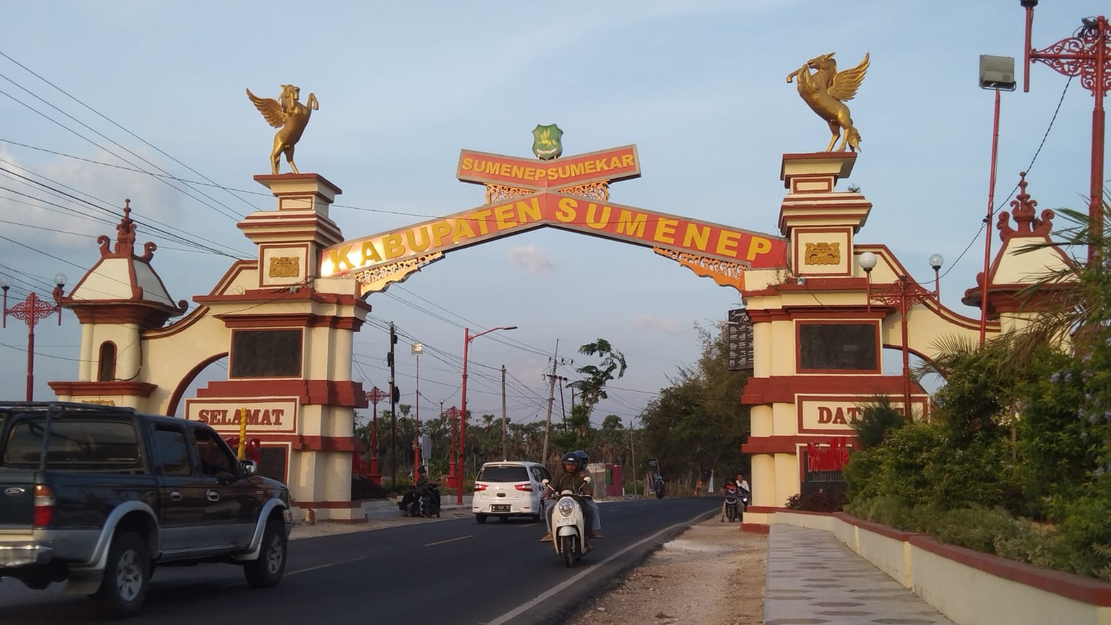 LALU-LALANG: Pengendara melintas di gerbang perbatasan Sumenep&ndash;Pamekasan, Minggu (19/11). (MOH. BUSRI/JPRM)