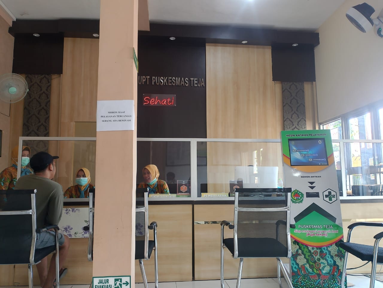 BERTUGAS: Karyawan Puskesmas Teja melayani warga di ruang resepisonis, Kamis (30/11). (UBAIDILLAHIR RA&rsquo;IE/JPRM)