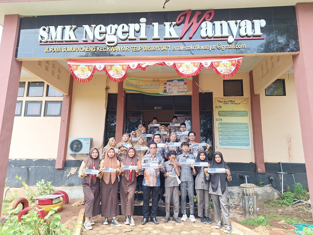 SATU SUARA: Guru dan siswa SMKN 1 Kwanyar menunjukkan balot dukungan untuk Pinky Hidayati, Kamis (30/11). (SMKN 1 KWANYAR UNTUK JPRM)
