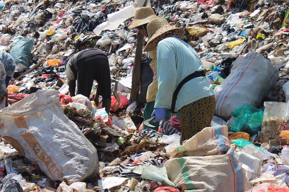 BUTUH PENGELOLAAN: Warga memilah sampah yang menumpuk di TPA Desa Torbang, Kecamatan Batuan, Sumenep. (MOH. BUSRI/JPRM)