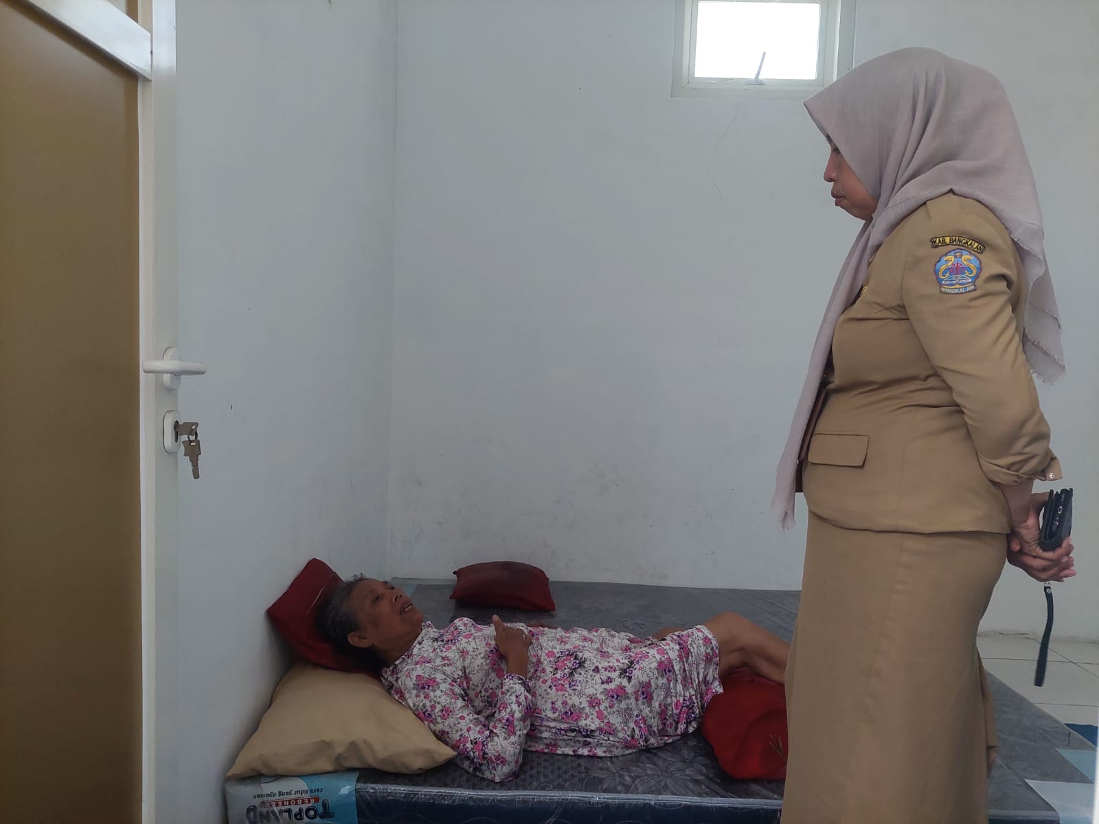 TELANTAR: Masfufah (istri pasutri lansia) saat ditempatkan di rumah singgah Dinas Sosial (Dinsos) Bangkalan, Selasa (21/11). (ZEINAL ABIDIN/JPRM)