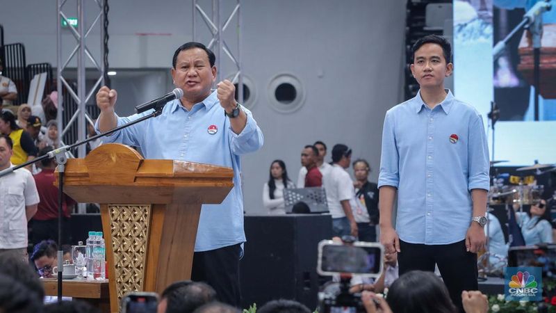 TREN POSITIF: Calon presiden Prabowo Subianto didampingi wakilnya, Gibran Rakabuming Raka menyampaikan sambutan.