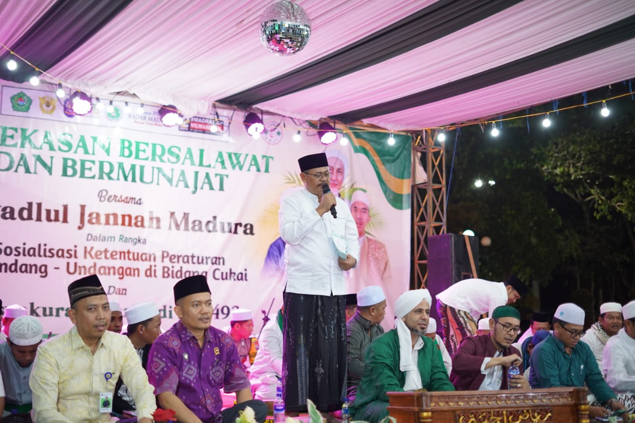 SOSIALISASI: Plh Sekkab Pamekasan Akhmad Faisol (berdiri) menyampaikan sambutan sosialisasi rokok ilegal pada acara Pamekasan Bersalawat dan Bermunajat dalam rangka Hari Jadi Pamekasan, Rabu (29/11).