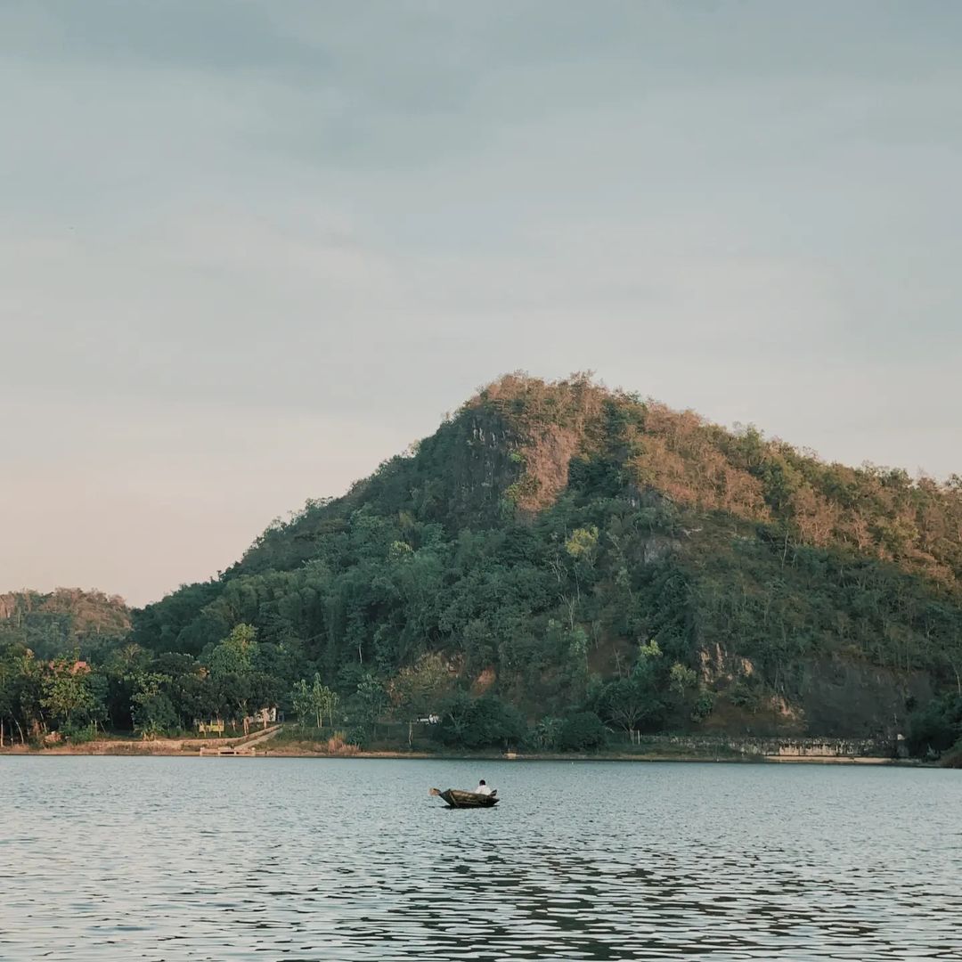 Keindahan wisata alam Waduk Klampis di Sampang. (@_iirpann untuk RadarMadura.id)