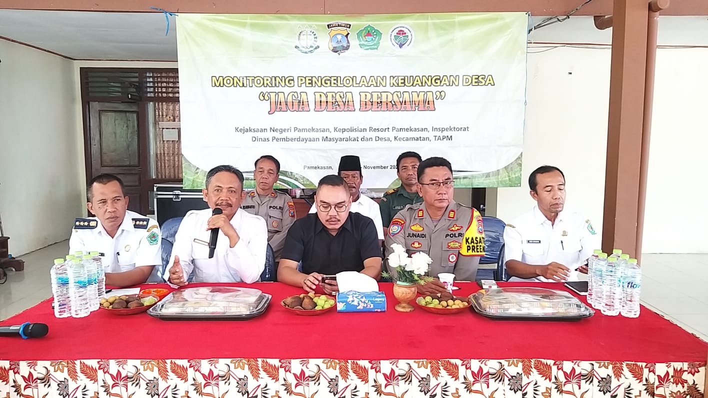 PROGRES: Kepala DPMD Pamekasan Fathorrachman (dua dari kiri) memberikan pembinaan di Pendopo Kecamatan Pademawu, Kamis (9/11). (DPMD UNTUK JPRM)