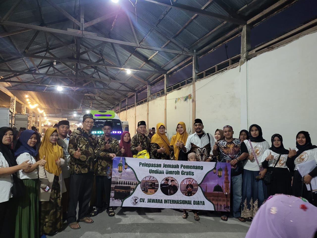 BAHAGIA: Pendiri CV Jawara Internasional Djaya Marsuto Alfianto (batik putih kombinasi cokelat) berfoto bersama dengan karyawan saat lepas peraih undian umrah.