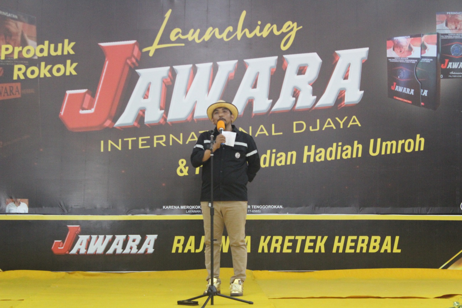 BERWIBAWA: Pendiri CV Jawara Internasional Djaya Marsuto Alfianto menyampaikan sambutan saat launching produk rokok di Desa Larangan Badung, Kecamatan Palengaan, Minggu (10/9). (MOH. JUNAIDI/JPRM)