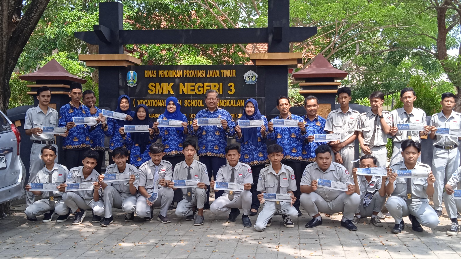 KOMPAK : Guru dan siswa SMKN 3 Bangkalan menunjukkan balot dukungan MA untuk Pinky Hidayati di depan sekolahnya Rabu (29/11). (JUPRI/JPRM)