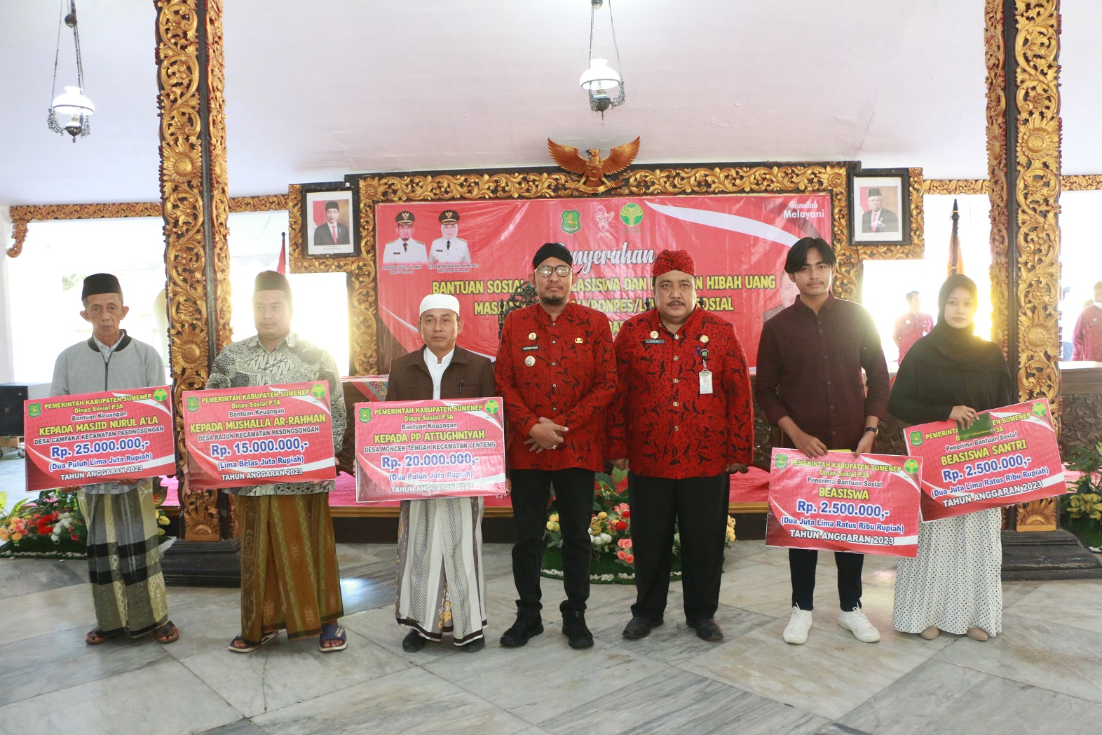 BERSINERGI: Bupati Sumenep (tengah) didampingi Kepala Dinsos P3A Achmad Dzulkarnain (tiga dari kanan) berfoto dengan para penerima hibah dan beasiswa, Jumat (4/8). (PROKOPIM SUMENEP UNTUK JPRM)